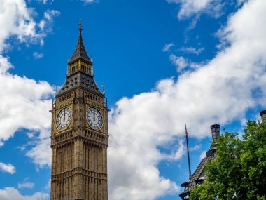 Big Ben, London, İngiltere'de. Popüler Londra landmark, saat kulesi Big Ben bilinen bir görünümünü.