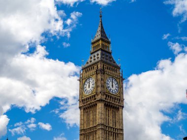 Big Ben, London, İngiltere'de. Popüler Londra landmark, saat kulesi Big Ben bilinen bir görünümünü.