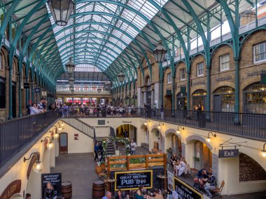 Londra, İngiltere - 1 Ağustos: Covent Garden View piyasada 1 Ağustos 2017 Londra'da. Covent Garden - Londra'nın turistik mekanlara biri - Restoranlar, barlar, Pazar tezgahları ve mağazalar için bilinen