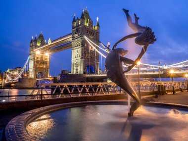 Londra, İngiltere - 1 Ağustos: A yunus çeşme ile kız 