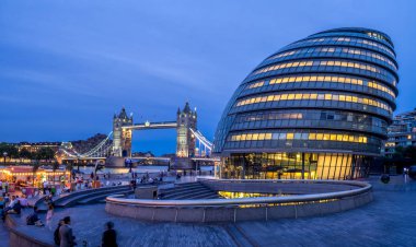 Londra İngiltere - 1 Ağustos: London City Hall ve Tower Bridge Londra İngiltere'de 1 Ağustos 2017 üzerinde. Belediye Binası alışılmadık olan soğanlı şekil Norman Foster tarafından tasarlanmış ve Temmuz 2002 yılında açtı.