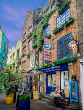 Londra İngiltere - Ağustos 2: Unidentifed insanlarla 2 Ağustos 2017 yılında Londra, İngiltere Neals Yard. Bu renkli ve çeşitli sağlık gıda kafe ile Covent Garden küçük bir sokakta ve perakendeciler değerleri