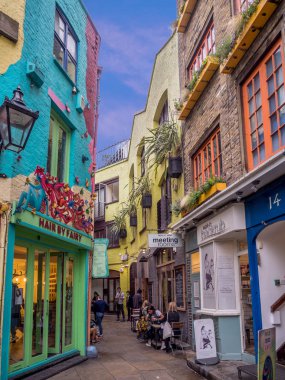 Londra İngiltere - Ağustos 2: Unidentifed insanlarla 2 Ağustos 2017 yılında Londra, İngiltere Neals Yard. Bu renkli ve çeşitli sağlık gıda kafe ile Covent Garden küçük bir sokakta ve perakendeciler değerleri