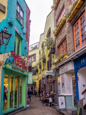 Londra İngiltere - Ağustos 2: Unidentifed insanlarla 2 Ağustos 2017 yılında Londra, İngiltere Neals Yard. Bu renkli ve çeşitli sağlık gıda kafe ile Covent Garden küçük bir sokakta ve perakendeciler değerleri