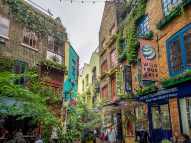 Londra İngiltere - Ağustos 2: Unidentifed insanlarla 2 Ağustos 2017 yılında Londra, İngiltere Neals Yard. Bu renkli ve çeşitli sağlık gıda kafe ile Covent Garden küçük bir sokakta ve perakendeciler değerleri