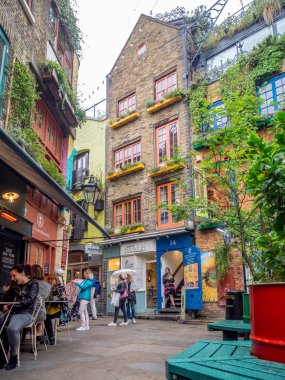 Londra İngiltere - Ağustos 2: Unidentifed insanlarla 2 Ağustos 2017 yılında Londra, İngiltere Neals Yard. Bu renkli ve çeşitli sağlık gıda kafe ile Covent Garden küçük bir sokakta ve perakendeciler değerleri