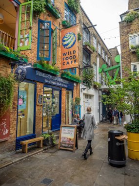 Londra İngiltere - Ağustos 2: Unidentifed insanlarla 2 Ağustos 2017 yılında Londra, İngiltere Neals Yard. Bu renkli ve çeşitli sağlık gıda kafe ile Covent Garden küçük bir sokakta ve perakendeciler değerleri