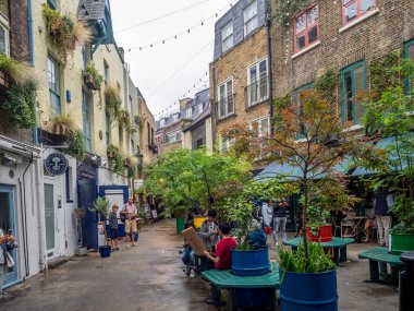 Londra İngiltere - Ağustos 2: Unidentifed insanlarla 2 Ağustos 2017 yılında Londra, İngiltere Neals Yard. Bu renkli ve çeşitli sağlık gıda kafe ile Covent Garden küçük bir sokakta ve perakendeciler değerleri