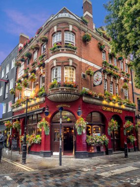 Londra İngiltere - Ağustos 2: Londra pub ve restoranlar 2 Ağustos 2017 Covent Garden alanında Londra İngiltere'de. Londra çok güzel ve popüler barlar, barlar ve restoranlar vardır.