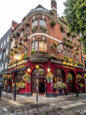 Londra İngiltere - Ağustos 2: Londra pub ve restoranlar 2 Ağustos 2017 Covent Garden alanında Londra İngiltere'de. Londra çok güzel ve popüler barlar, barlar ve restoranlar vardır.