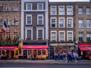 Londra İngiltere - Ağustos 2: Londra pub ve restoranlar 2 Ağustos 2017 Covent Garden alanında Londra İngiltere'de. Londra çok güzel ve popüler barlar, barlar ve restoranlar vardır.