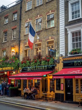 Londra İngiltere - Ağustos 2: Londra pub ve restoranlar 2 Ağustos 2017 Covent Garden alanında Londra İngiltere'de. Londra çok güzel ve popüler barlar, barlar ve restoranlar vardır.