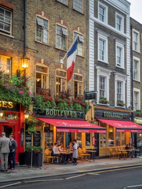 Londra İngiltere - Ağustos 2: Londra pub ve restoranlar 2 Ağustos 2017 Covent Garden alanında Londra İngiltere'de. Londra çok güzel ve popüler barlar, barlar ve restoranlar vardır.