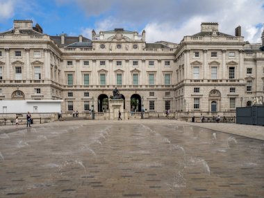 Londra İngiltere - Ağustos 3: Londra İngiltere'de Somerset House 3 Ağustos 2017 üzerinde. Thames Nehri'ne bakan Merkezi Londra'da iplikçiğinin Güney tarafındaki bina bir neoklasik Somerset evim,