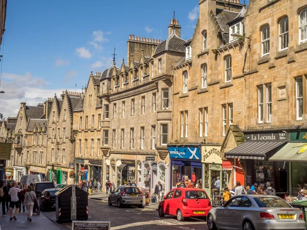 Edinburgh Scotland Июля Красивые Здания Люди Кокберн Стрит Королевской Мили — стоковое фото