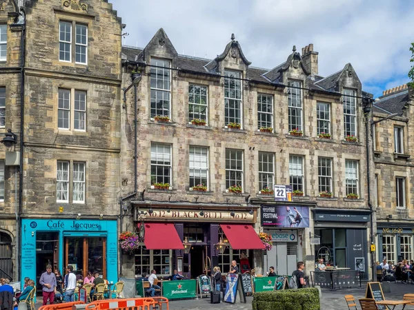 エジンバラ スコットランド 2017 スコットランドのエジンバラでの旧市街の有名なグラス マーケットのアレスのお店 グラス マーケット エジンバラの人気のエリア — ストック写真