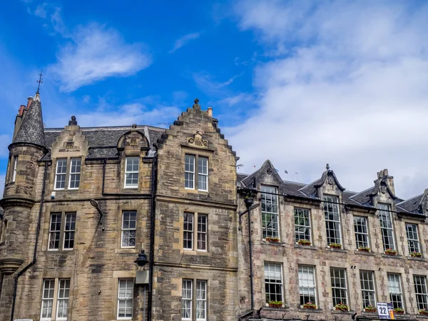 Edinburgh, İskoçya - 30 Temmuz: Binalar ve 30 Temmuz 2017 yılında Edinburgh, İskoçya üzerinde eski şehrin ünlü Grassmarket ares mağazalar. Grassmarket Edinburgh popüler bir alandır.
