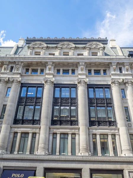 Londra Birleşik Krallık - 1 Ağustos: Londra'nın ünlü Regent Street'te 1 Ağustos 2017 mimarisi. Pek çok ünlü markalar yer çok merkezi bir alışveriş ve lüks yer.