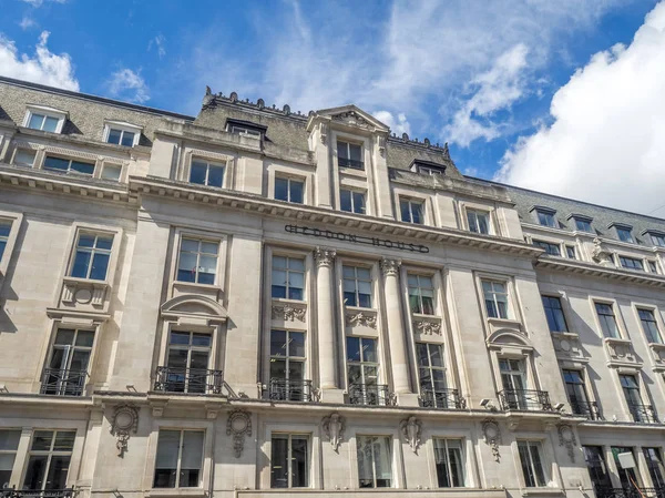 Londra Birleşik Krallık - 1 Ağustos: Londra'nın ünlü Regent Street'te 1 Ağustos 2017 mimarisi. Pek çok ünlü markalar yer çok merkezi bir alışveriş ve lüks yer.