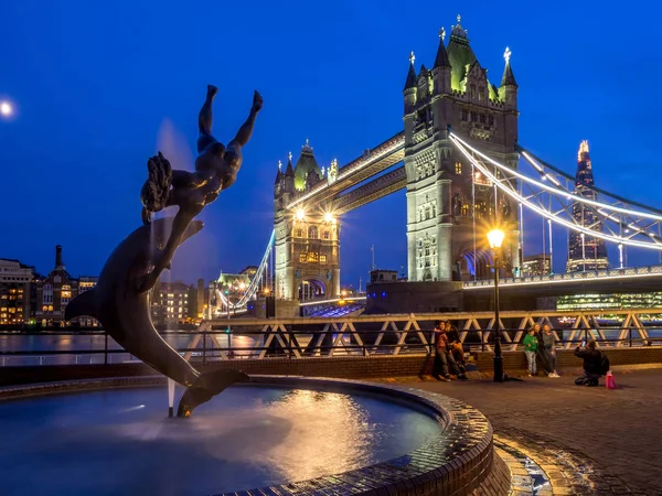 Londýn Velká Británie Aug Dívka Delfín Fontána Anglický Umělec David — Stock fotografie