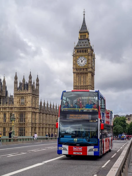 Londyn Sie Zwiedzanie Autobus Przechodzi Dół Mostem Westminster Big Bena — Zdjęcie stockowe