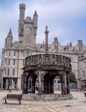 Aberdeen, İskoçya - 24 Temmuz: Mercat Cross Aberdeen, İskoçya'da 24 Temmuz 2017 üzerinde ana meydanında. Cross İskoçya'da asil bir şekilde onaylanmış pazar yeri işaretli mercat.