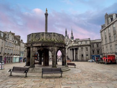 Aberdeen, İskoçya - 24 Temmuz: Mercat Cross Aberdeen, İskoçya'da 24 Temmuz 2017 üzerinde ana meydanında. Cross İskoçya'da asil bir şekilde onaylanmış pazar yeri işaretli mercat.