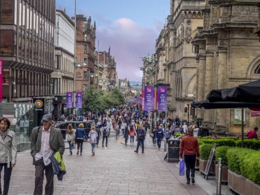 Glasgow, İskoçya - 21 Temmuz: 21 Temmuz 2017 Glasgow, İskoçya'da Buchanan Caddesi'nde. Buchanan Street İskoçya'da ana alışveriş bölgesine ve çok sayıda iyi restoran ve dükkanlar vardır.