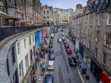 Edinburgh, İskoçya - 28 Temmuz: Victoria Street doğru Royal Mile Edinburgh İskoçya'da 28 Temmuz 2017 üzerinde arıyorsunuz. Royal Mile Edinburgh popüler bir cazibe olduğunu ve çok sayıda turist barındıran.