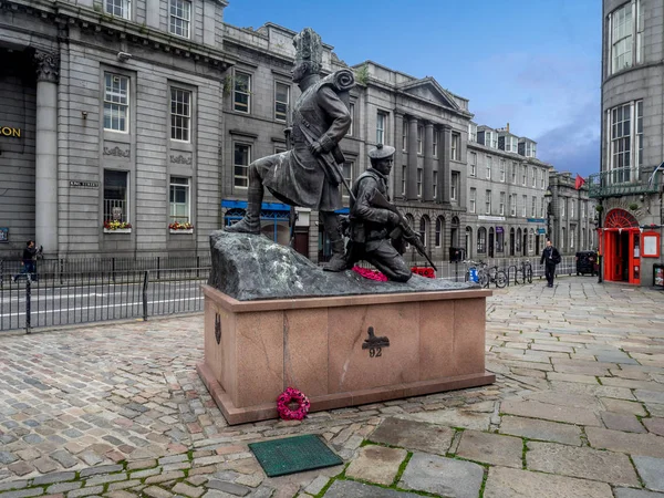 メイン広場で 2017 日のアバディーン スコットランドのアバディーン スコットランド ゴードン ハイランダー記念 有名なゴードン ハイランド連隊の行動を祝う記念碑 — ストック写真