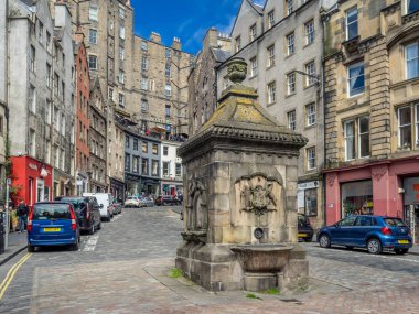 Edinburgh, İskoçya - 30 Temmuz: Binalar ve 30 Temmuz 2017 yılında Edinburgh, İskoçya üzerinde eski şehrin ünlü Grassmarket ares mağazalar. Grassmarket Edinburgh popüler bir alandır.