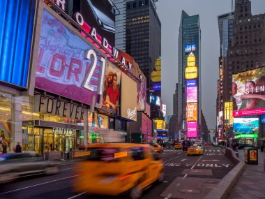 New York, New York - 29 Mart 2018: Times Meydanı'ndan erken streaking ünlü New York City sarı taksi.