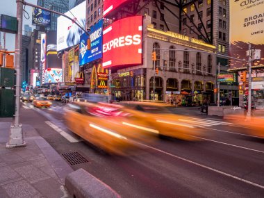 New York, New York - 29 Mart 2018: Times Meydanı'ndan erken streaking ünlü New York City sarı taksi.