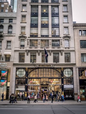 New York, New York-29 Mart 2018: akşam New York 'ta ünlü 5th Avenue mağazaları.