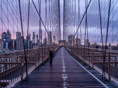 New York, New York - 30 Mart 2018: ünlü Brooklyn Köprüsü batımında New York'ta. Brooklyn Köprüsü nden Hudson Nehri yayılan ve Manhattan ve Brooklyn bağlanır.