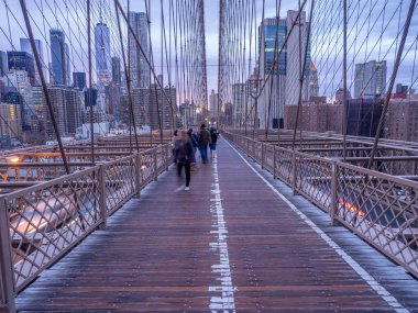 New York, New York - 30 Mart 2018: ünlü Brooklyn Köprüsü batımında New York'ta. Brooklyn Köprüsü nden Hudson Nehri yayılan ve Manhattan ve Brooklyn bağlanır