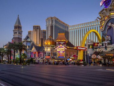 Las Vegas, Nevada / Amerika Birleşik Devletleri - 7 Haziran 2018: Casino Royale ve Venetian Resort Hotel Casino, South Las Vegas Boulevard geceleri