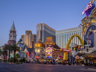 Las Vegas, Nevada / Amerika Birleşik Devletleri - 7 Haziran 2018: Casino Royale ve Venetian Resort Hotel Casino, South Las Vegas Boulevard geceleri