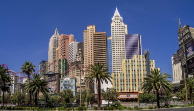 Las Vegas, Nevada / ABD: New York New York otel casino Las Vegas. Etkileyici New York şehir manzarası gökdelen kuleleri ve özgürlük heykeli ile yeniden oluşturur.