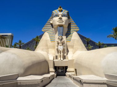 Las Vegas, Nevada / ABD: ünlü Luxor Hotel Las Vegas Strip üzerinde dışında Sfenks heykeli. Chris Angel show ev sahipliği yapan muhteşem bir piramit hotel Luxor olduğunu.