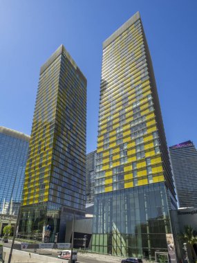 Las Vegas, Nevada / Amerika Birleşik Devletleri - 9 Haziran 2018: Veer Towers Citycenter Las Vegas adlı. Ters yönde, Merkezi 4.6 derece eğilerek ikiz 37 katlı condominium kuleleri olduklarını.