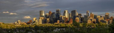 Ofis kuleleri ve binalar ile Calgary silüeti görünür.