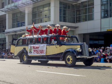 Calgary, Alberta / Kanada - 6 Temmuz 2018: yerler ve katılımcılar ünlü Calgary izdiham geçit. Calgary izdiham en büyük ve en ünlü rodeo ve Batı festivalinden biridir.