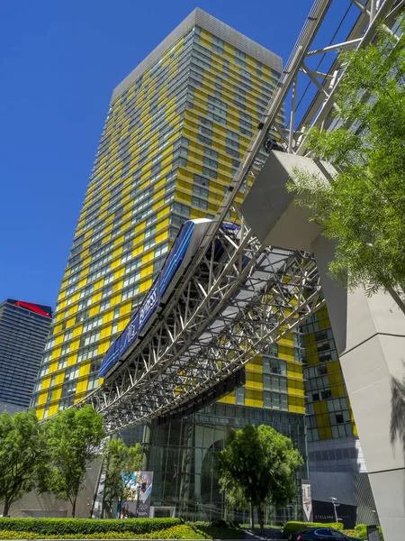 Las Vegas, Nevada / Amerika Birleşik Devletleri - 9 Haziran 2018: Veer Towers Citycenter Las Vegas adlı. Ters yönde, Merkezi 4.6 derece eğilerek ikiz 37 katlı condominium kuleleri olduklarını.
