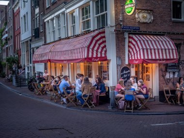 Amsterdam, Hollanda - 21 Temmuz 2018: Bir meşgul açık restoranda akşam Amsterdam Jordaan bölgesi. Açık restoran sıcak yaz geceleri sırasında popüler.