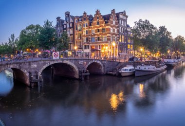 Brouwersgracht ve Prinsengracht, Amsterdam Unesco Dünya Mirası Sit alanı içinde köşesinde renkli kanal evleri