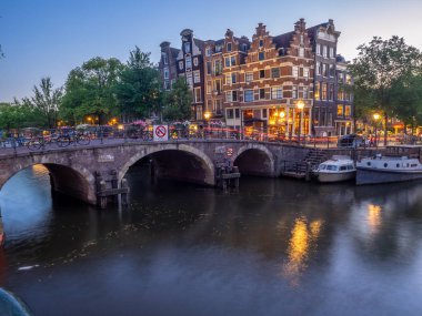 Brouwersgracht ve Prinsengracht, Amsterdam Unesco Dünya Mirası Sit alanı içinde köşesinde renkli kanal evleri