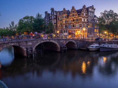 Brouwersgracht ve Prinsengracht, Amsterdam Unesco Dünya Mirası Sit alanı içinde köşesinde renkli kanal evleri