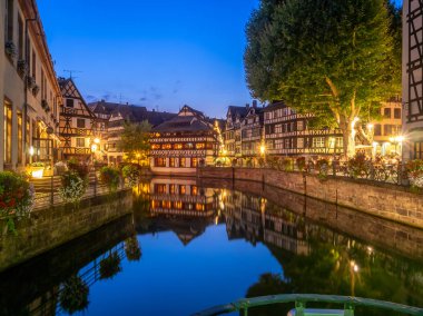Strasbourg Fransa'nın Alsace bölgesinde Petite France alanlarında Ill Nehri boyunca gün batımı. Evleri geleneksel yarım ahşap evlerin Fransa Bu alan her yerinde görünür olduğu.