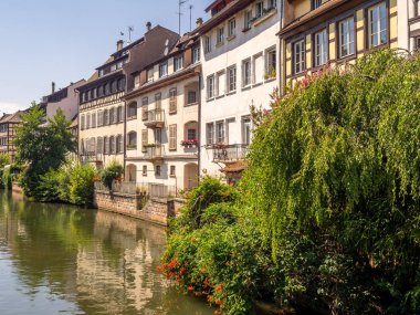 Strasbourg Fransa'nın Alsace bölgesinde Petite France alanlarında hasta nehir boyunca. Evleri geleneksel yarım ahşap evlerin Fransa Bu alan her yerinde görünür olduğu.